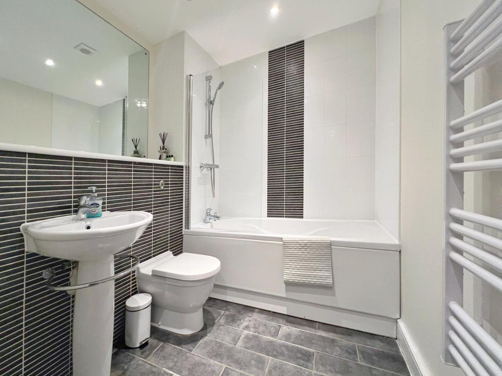 Seaview Boutique One-Bedroom Apt Swansea Exterior photo